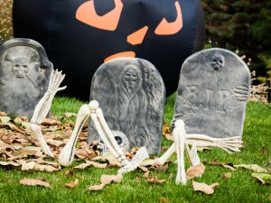Ready to decorate your yard for Halloween? Don't forget to make a Halloween graveyard. Here are some simply ways to create DIY gravestones.